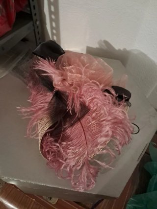 Tocado de boda plumas y flor