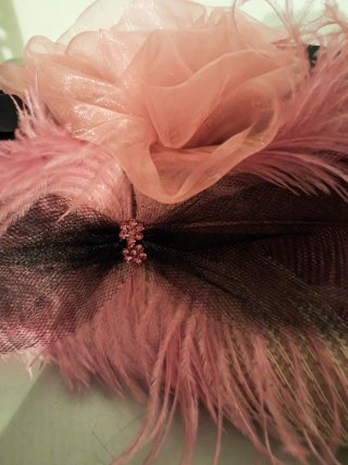 Tocado de boda plumas y flor