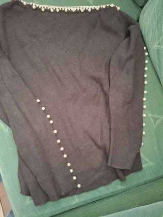 Jersey negro con perlas y borde blanco
