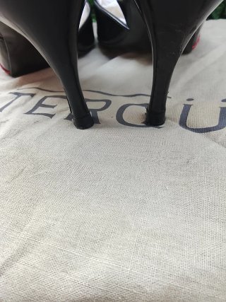 Zapatos Uterqüe tacón piel negra y serpiente roja