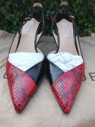 Zapatos Uterqüe tacón piel negra y serpiente roja