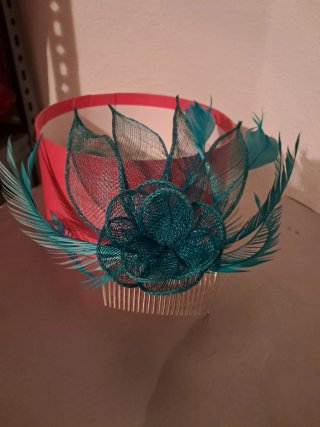 Tocado para bodas con plumas