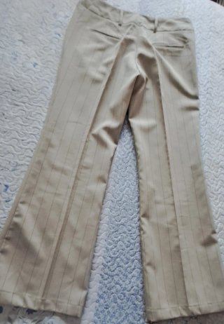 Pantalón de vestir beige con rayas