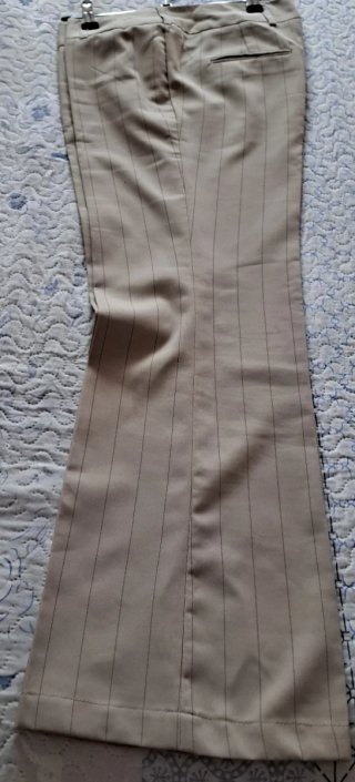 Pantalón de vestir beige con rayas