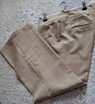 Pantalón de vestir beige con rayas