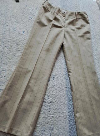 Pantalón de vestir beige con rayas