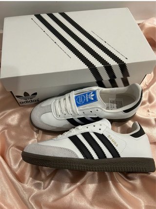 Sapatilhas Adidas Samba OG brancas e pretas