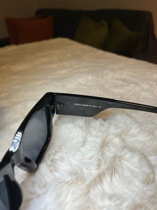 Óculos de Sol Gucci Preto e Dourado