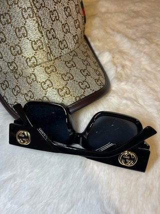 Óculos de Sol Gucci Preto e Dourado