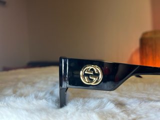Óculos de Sol Gucci Preto e Dourado