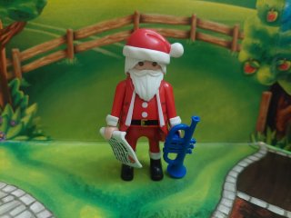 Playmobil Papá Noel con partitura y trompeta