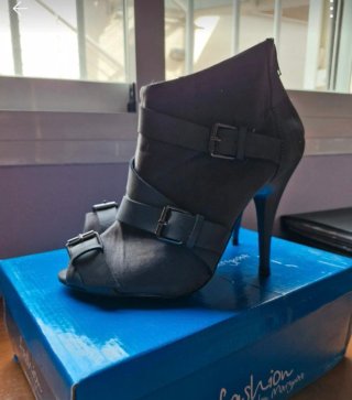 Botines grises de tacón con hebillas