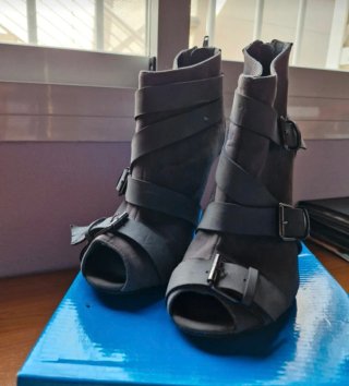 Botines grises de tacón con hebillas