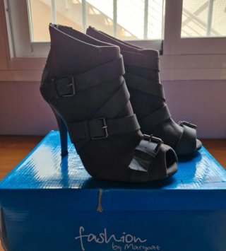 Botines grises de tacón con hebillas