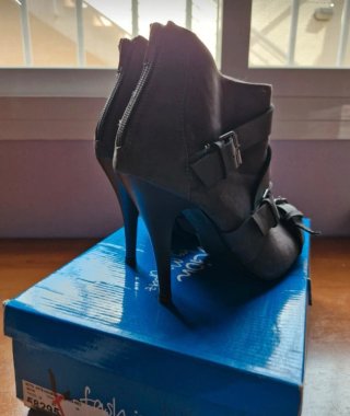 Botines grises de tacón con hebillas