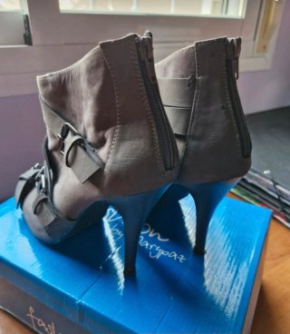 Botines grises de tacón con hebillas