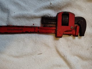 Llave de grifa y alicates a presión