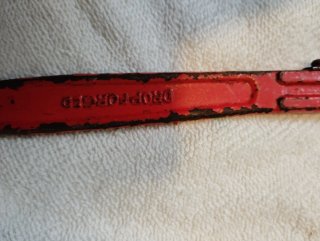 Llave de grifa y alicates a presión