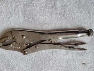 Llave de grifa y alicates a presión