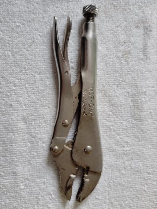 Llave de grifa y alicates a presión