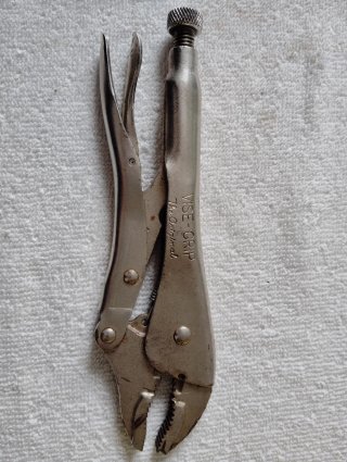 Llave de grifa y alicates a presión