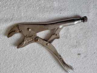 Llave de grifa y alicates a presión