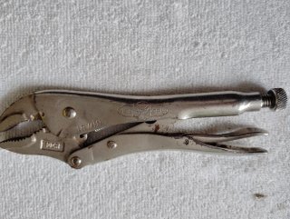Llave de grifa y alicates a presión