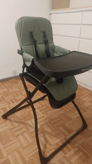 Mueble de bebé blanco bañera y sillas de comer
