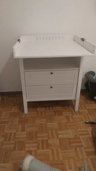 Mueble de bebé blanco bañera y sillas de comer