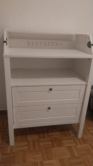 Mueble de bebé blanco bañera y sillas de comer