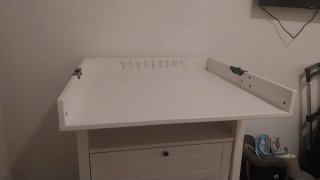 Mueble de bebé blanco bañera y sillas de comer