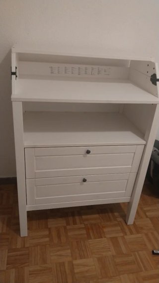 Mueble de bebé blanco bañera y sillas de comer