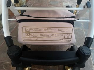 Carro de bebé rosa y dorado