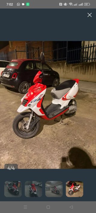 Beta Ark 49cc Scooter Roja y Blanca