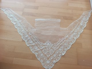 Manteletas de Fallera beige con lentejuelas dorada