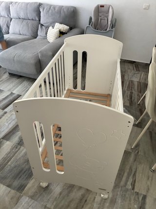Cuna de bebé blanca con osito