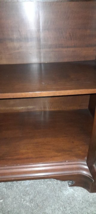 Mueble de salón de madera oscuro
