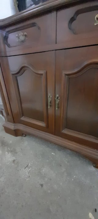 Mueble de salón de madera oscuro