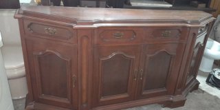 Mueble de salón de madera oscuro