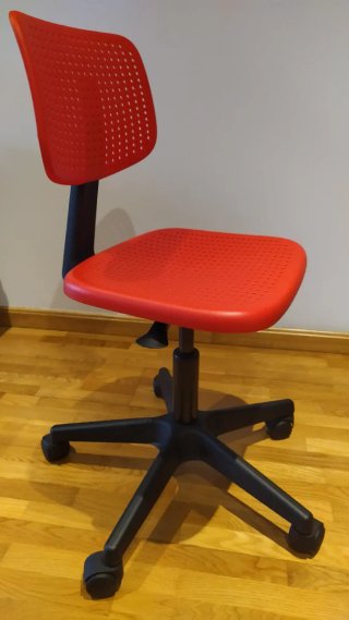 Silla de escritorio IKEA roja con ruedas
