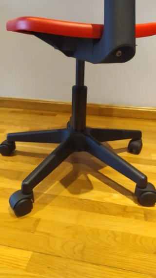 Silla de escritorio IKEA roja con ruedas