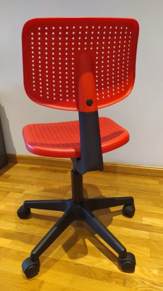 Silla de escritorio IKEA roja con ruedas