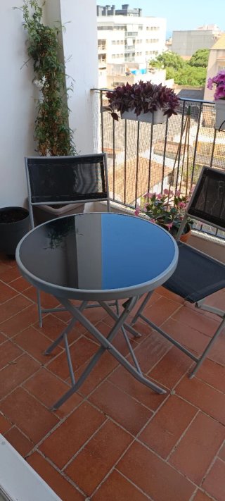 Tavolo rotondo e 2 sedie da giardino