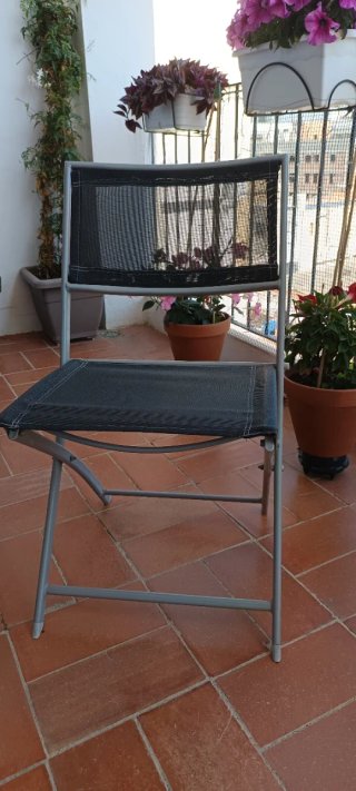 Tavolo rotondo e 2 sedie da giardino