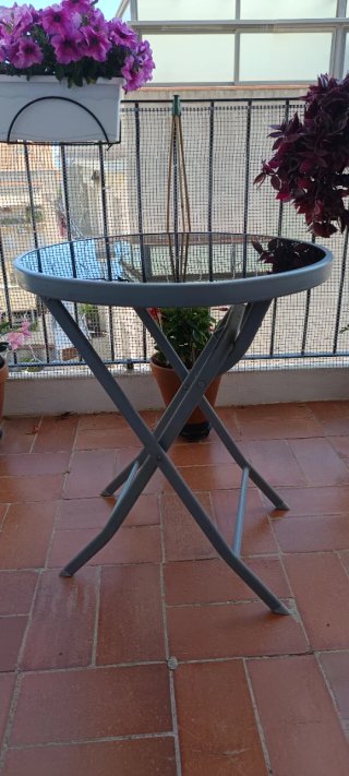 Tavolo rotondo e 2 sedie da giardino