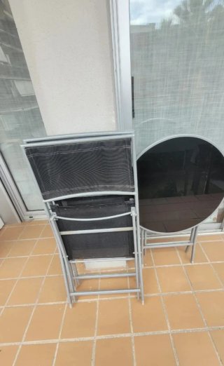 Tavolo rotondo e 2 sedie da giardino