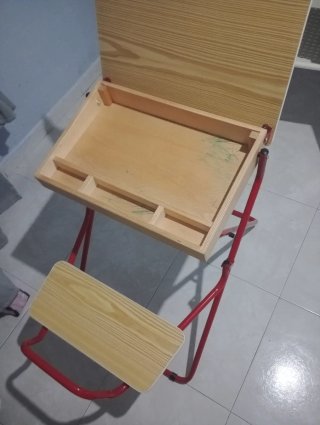 Mesa infantil de madera con patas rojas