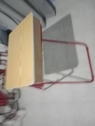 Mesa infantil de madera con patas rojas