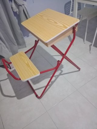 Mesa infantil de madera con patas rojas