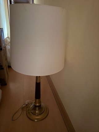 Lámpara de mesa dorada y madera